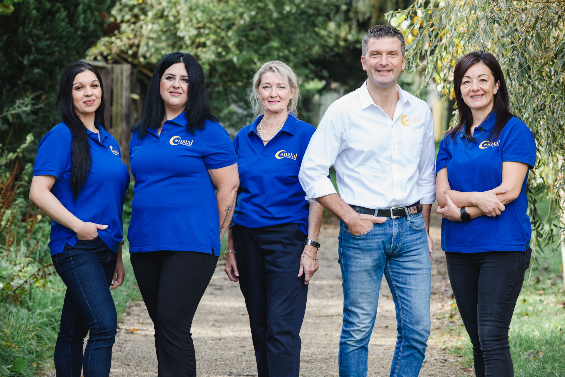 Frau sitzt an einem Laptop und recherchiert die Möglichkeiten der Kostenübernahme
